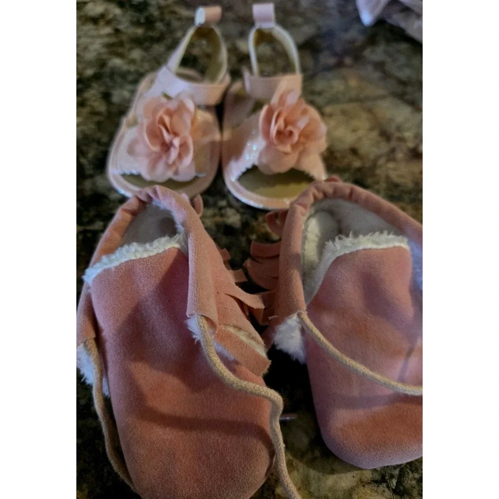 Lot of 2 baby girl shoes.sandal mocosin. Light pink size 2